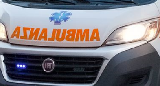 Incidente tra un ambulanza e una 500, quattro feriti